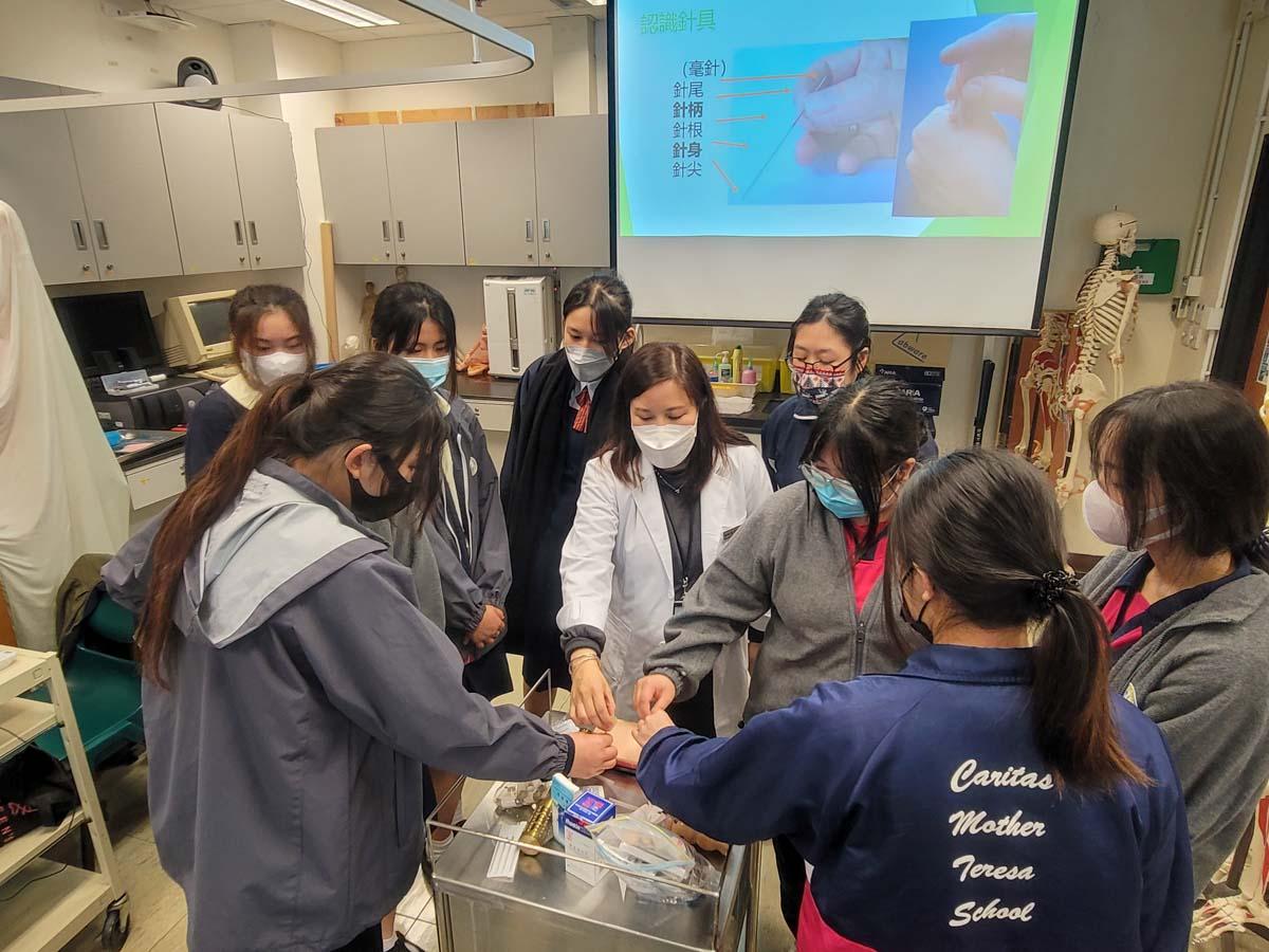 透過參觀香港教育大學及香港浸會大學，讓高中學生及早規劃未來，為自己訂下學習目標