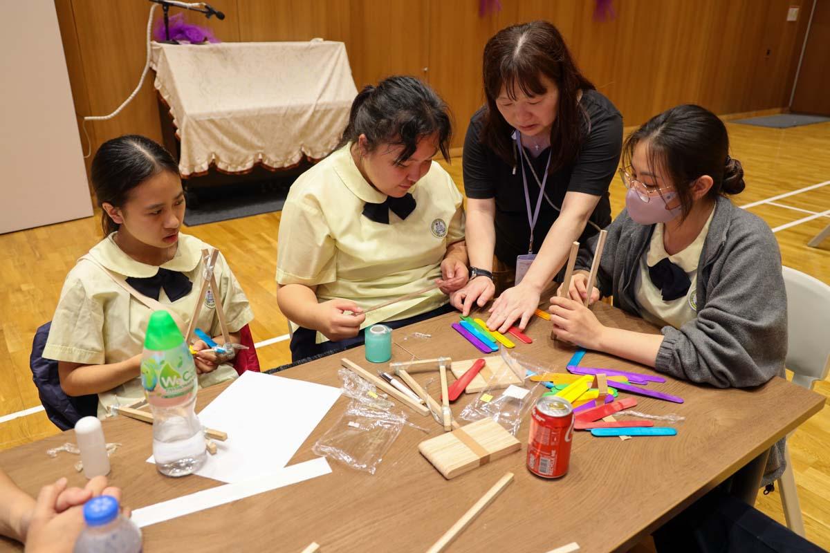 學生通過「數理日」學習設計穩固橋樑的技巧